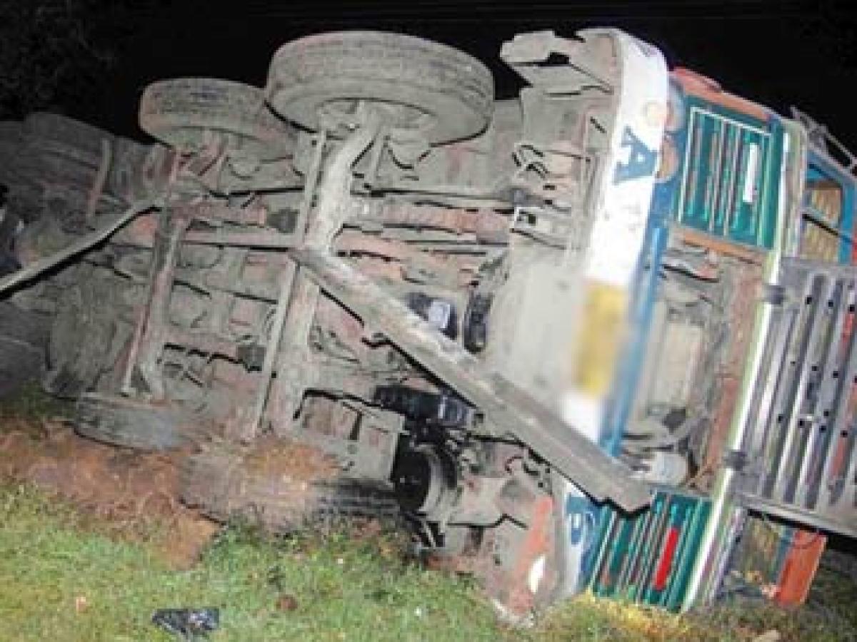 4 killed and 3 injured in road mishap in Anantapur